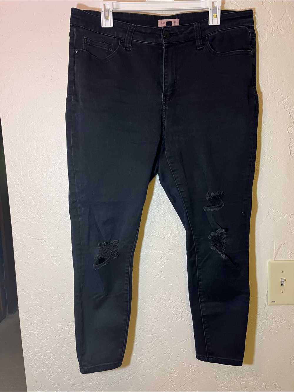 Slim Black Distressed Men’s Skinny Jeans